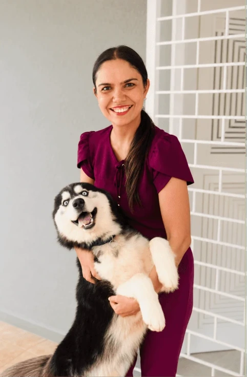 Dra. Elisângela com um cão durante atendimento veterinário